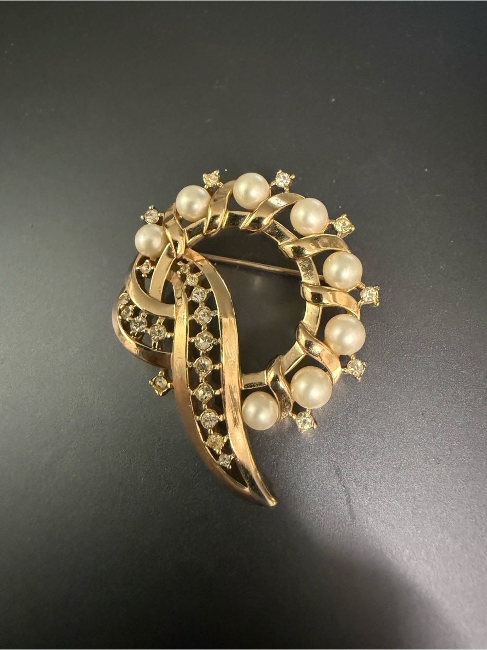 Crown Trifari Wreath Brooch Gold Tone Faux Pearls & Rhinestone
